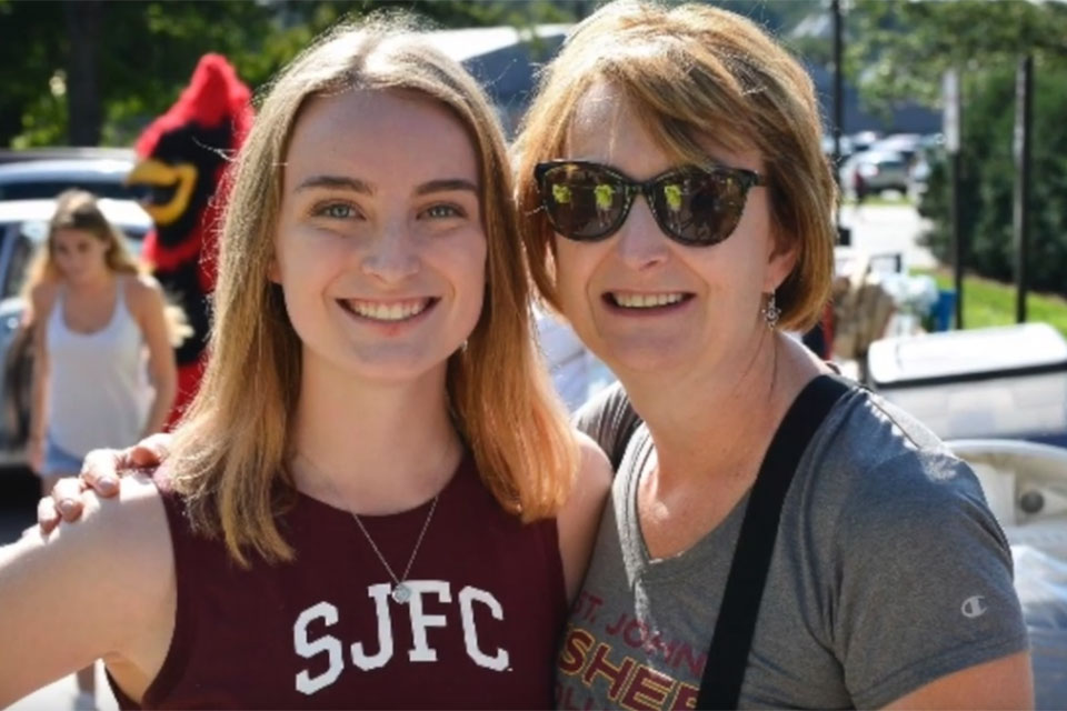 Madison Dunn and her mom on Move In Day!